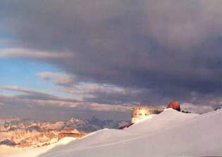 'Приют Одиннадцати'-	гостиница для альпинистов, 
находящаяся на Эльбрусе (Кавказ)<br>
на высоте 4200 м. Обычно отсюда <br>
совершались восхождения на вершину Эльбруса.<br>
Правда, говорят, она сгорела пару лет назад...